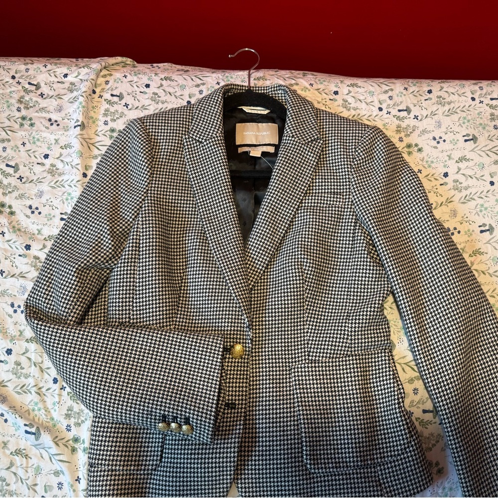 Banana Republic Houndstooth Blazer in Black and White Perfect for work